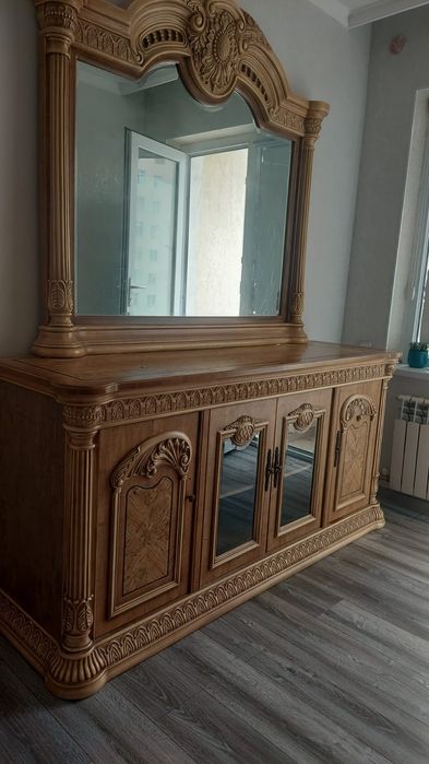 Камод с зеркалом и сервант