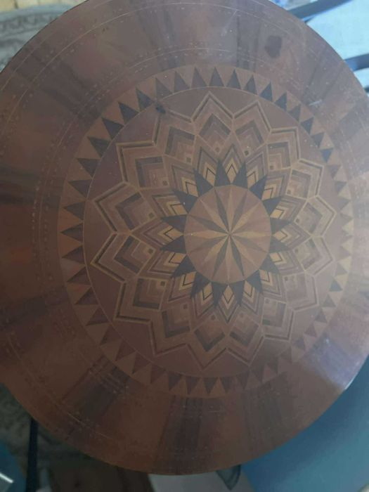 Дървена кръгла маса