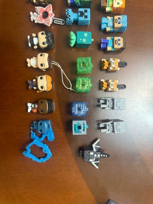 Продаются оригинальные фигурки Kinder Joy из серий ОСД и Minecraft.