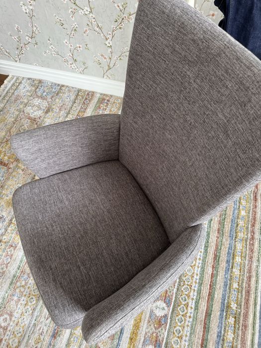 Стул из массивного дерева прочный