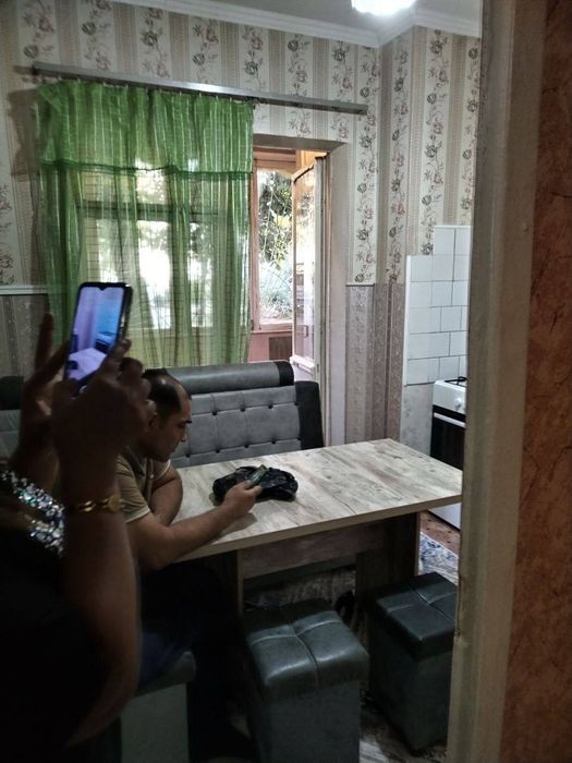 O'qiydigan ishlidigan qizlaga yaxshi sharoitli kvartira bor