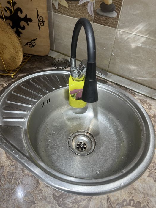 Продается железная мойка вместе со смисителем