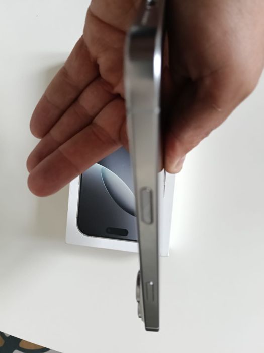 Vand iphone 16 pro max  alb 256 impecabil