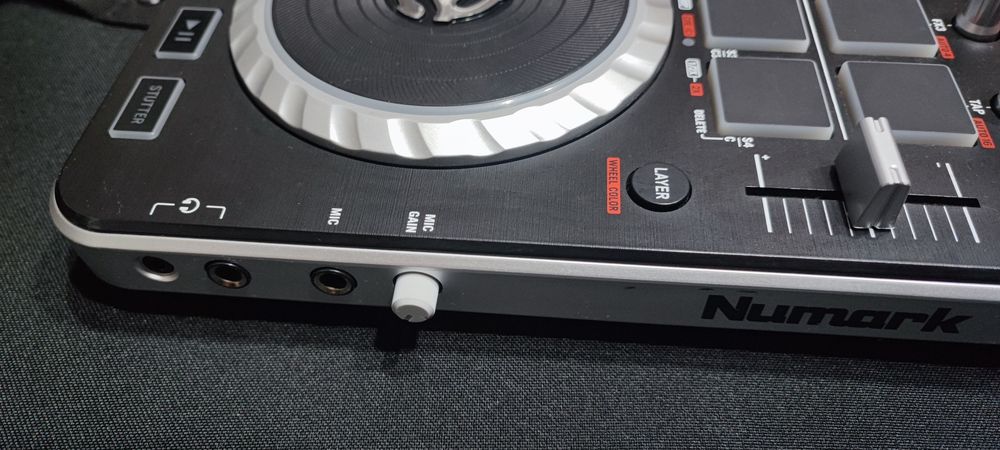 Dj Конзола контролер пулт Numark  Mixtrack Quad