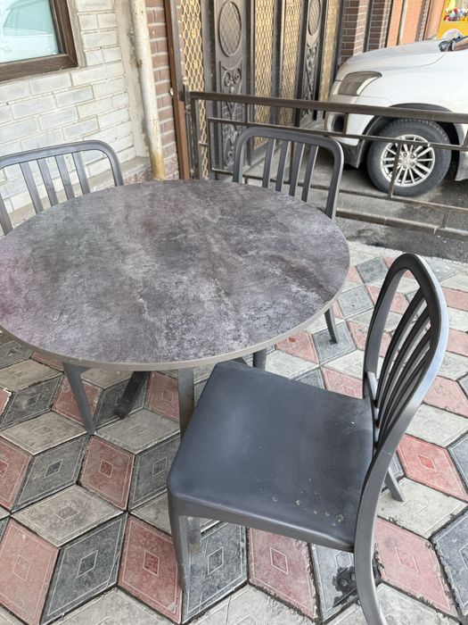 Стол со стульями