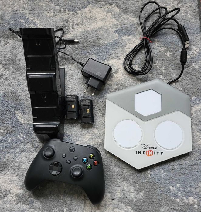Controler original Xbox One + statie incarcare + placa Disney Infinity