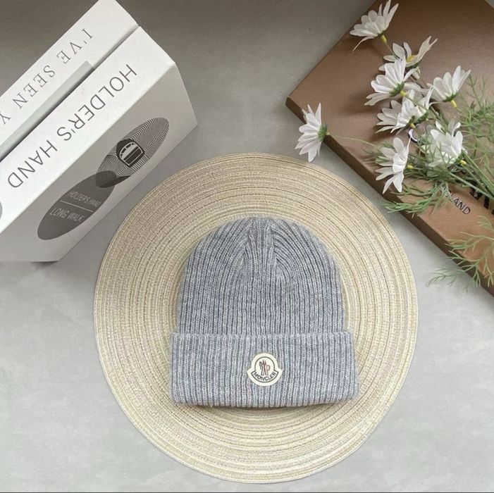 Шапка Moncler для зимы