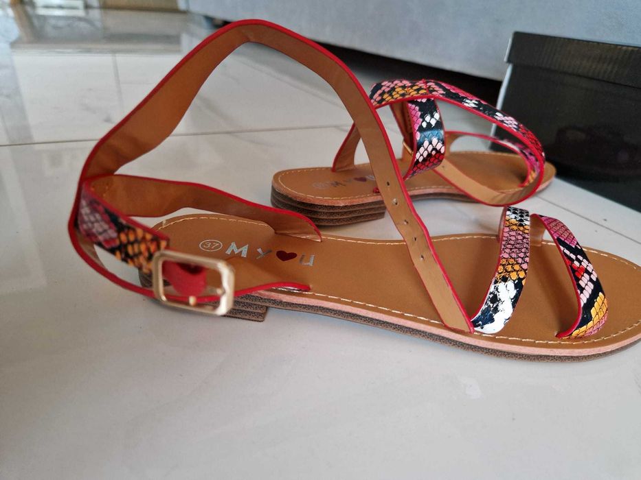 Sandale Piele ecologica, Noi