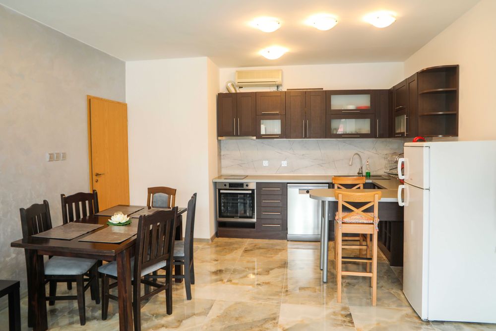 Под Наем тристаен апартамент на първа линия в Равда