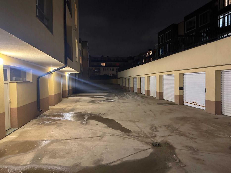 Сух гараж под наем с рампа и широк достъп