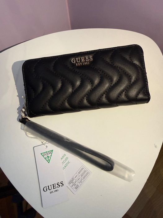 Чисто ново портмоне Guess