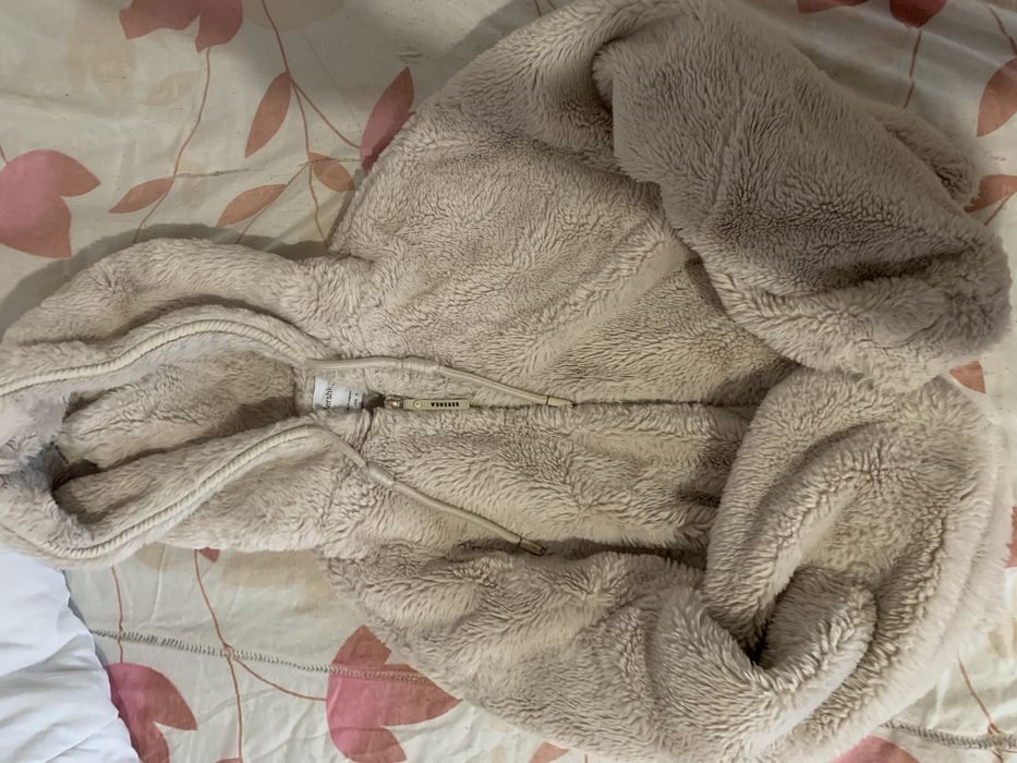 Пухкаво бежово късо яке