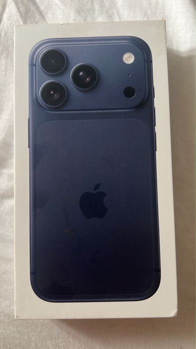 Vand Iphone 17 PRO deep blue