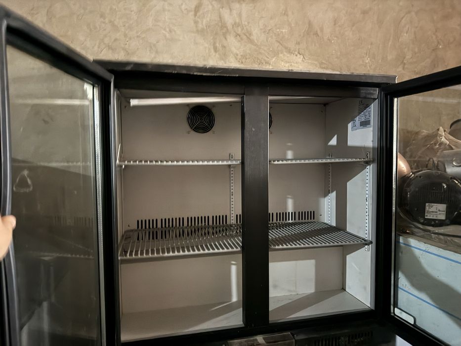 Продается витринный холодилник