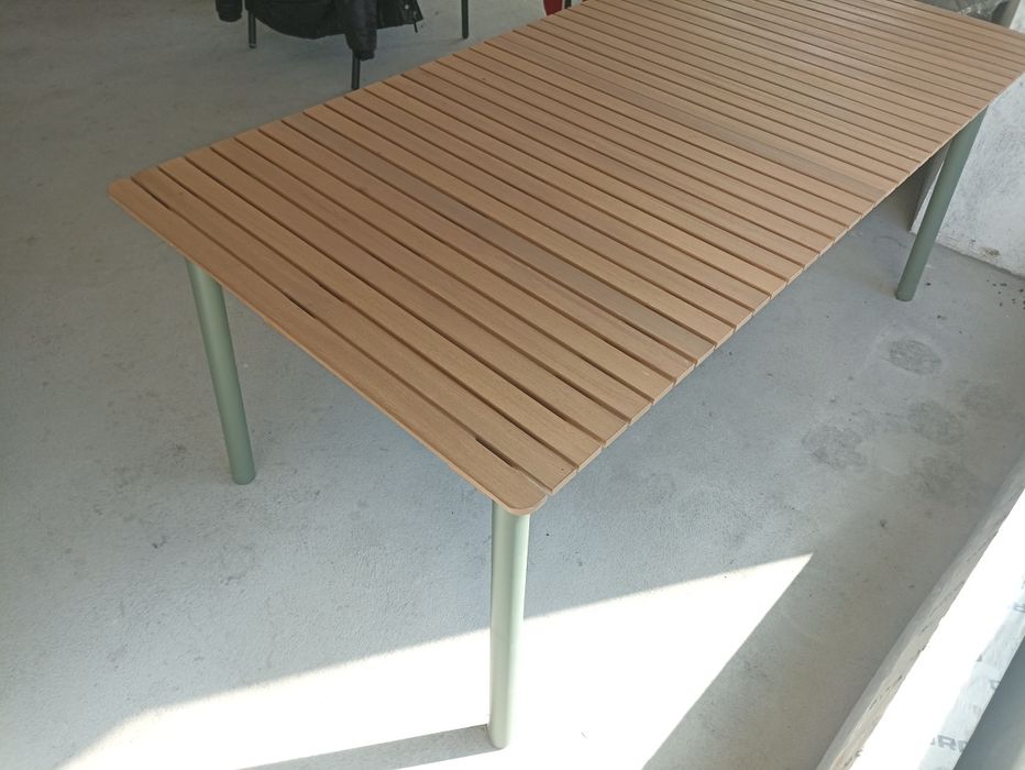 Masa extensibila grădină, cadru aluminiu și blat din material lemnos (șipci lemn), NOUA/stare impecabila.