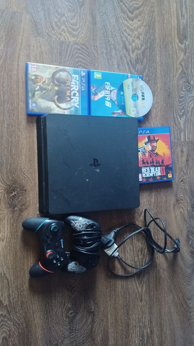 PS 4 slim cu 4 jocuri și  2 manete