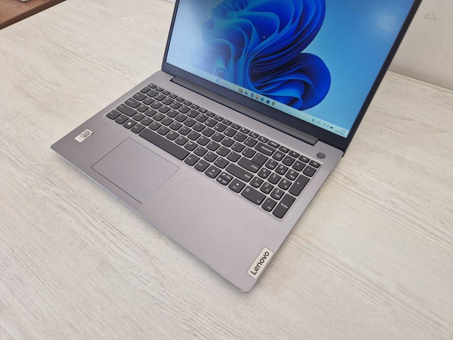 Lenovo Ryzen 3 7320U / 8GB RAM / 512GB SSD