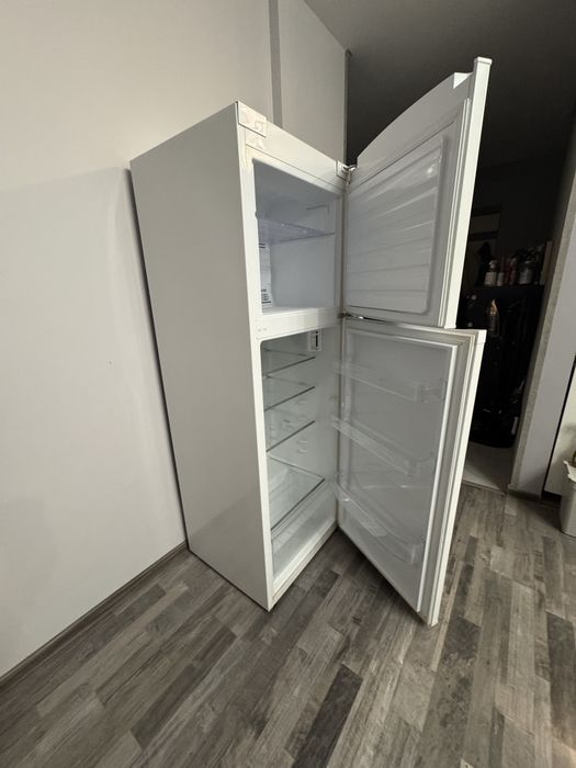 Хладилник с горна камера