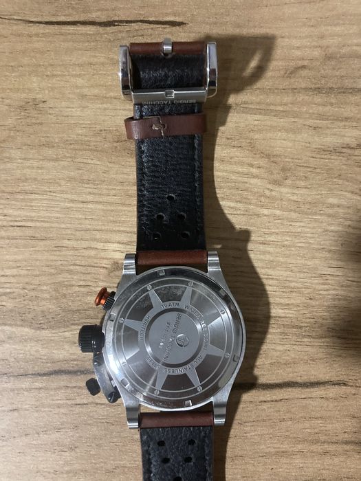 Часовник Sergio Tacchini.