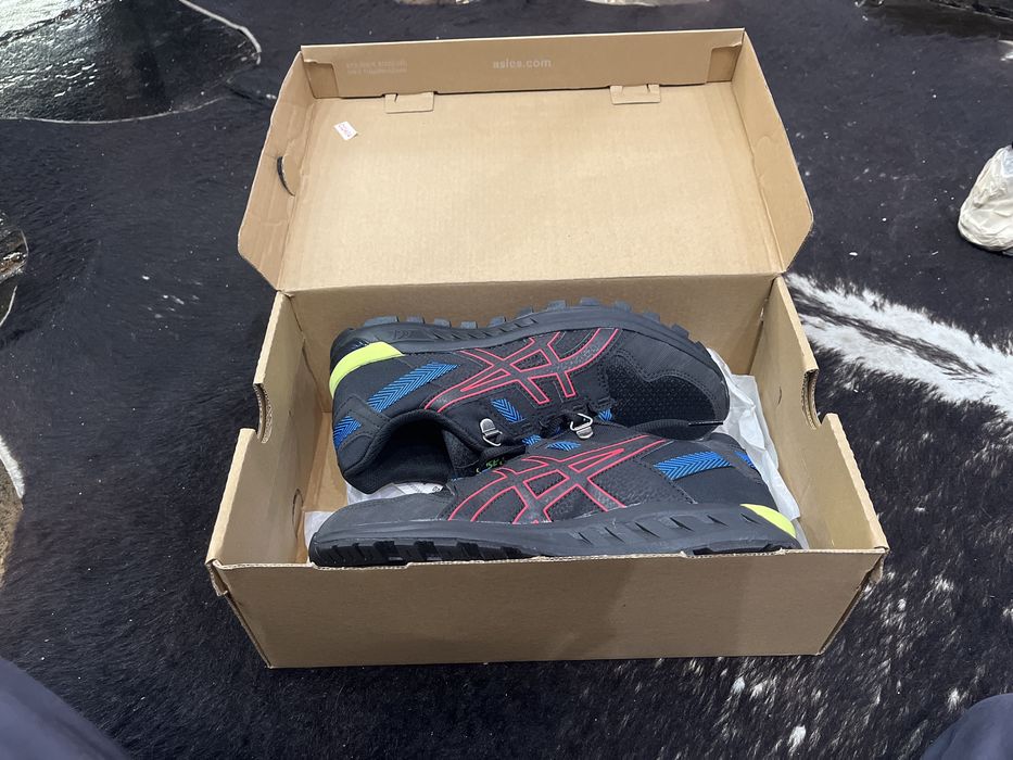 ПРОДАВАМ обувки на asics 37 номер