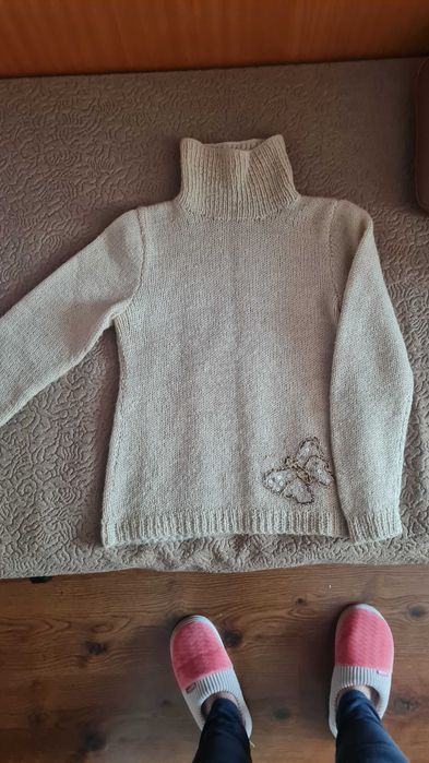 Поло с къса жилетка, ръчно плетена