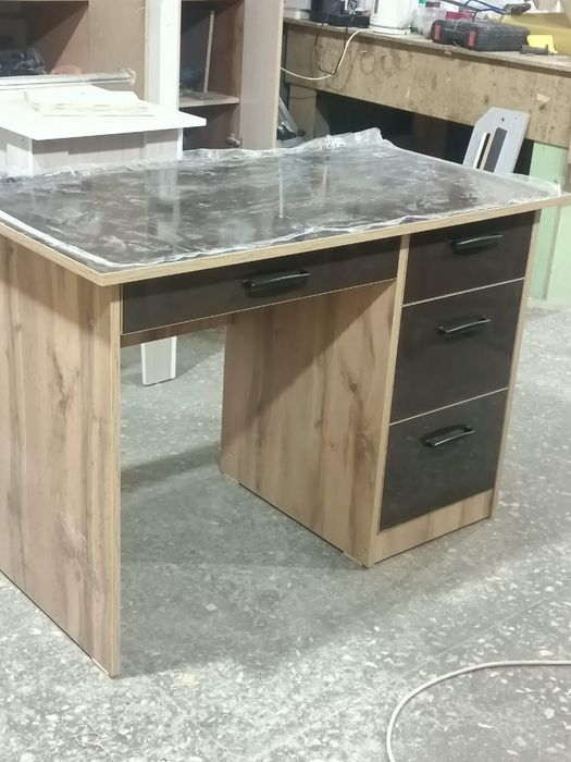 Стол письменный тумбовый