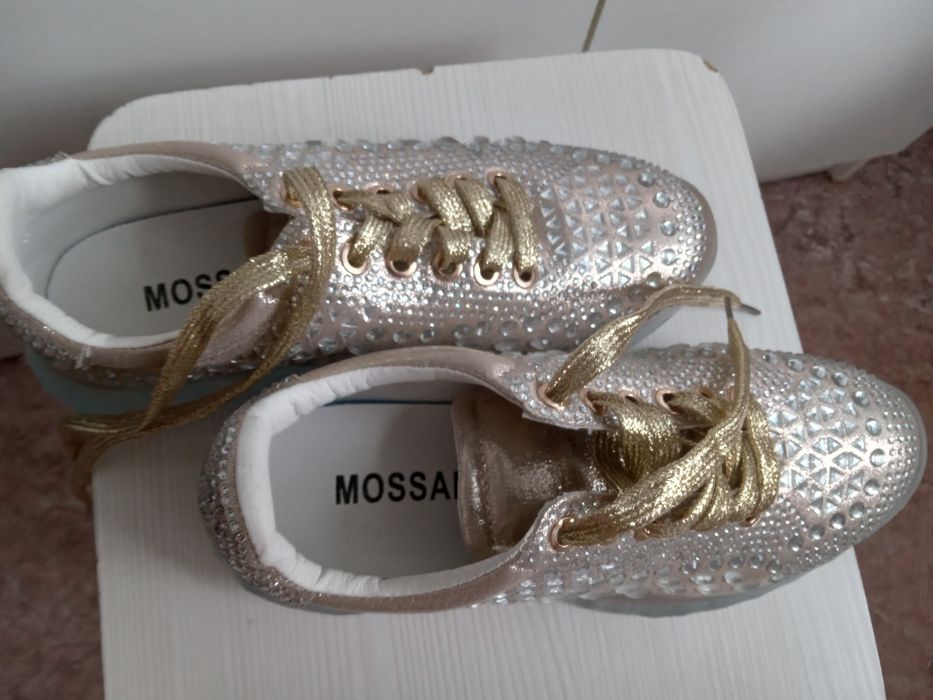 Продам кроссовки