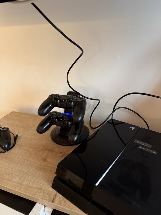 Consolă PlayStation 4 (PS4) 1TB + 3 Controllere DualShock 4 + Dock Încărcare