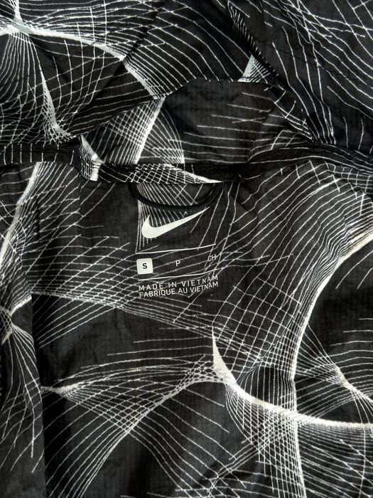 Дамска ветровка Nike Shield - размер S, много добро състояние