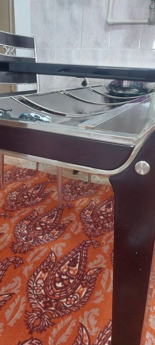 Срочно продам стеклянный стол со стульями