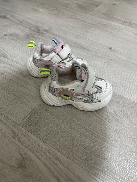 Продам детские кроссовки