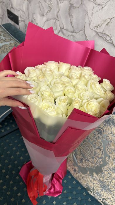 Белые метровые розы