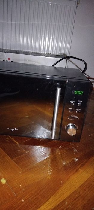 Vând microunde este aproape noua sa folosite o singura data