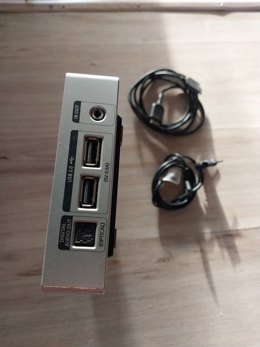 Блок One Connect для телевизора.