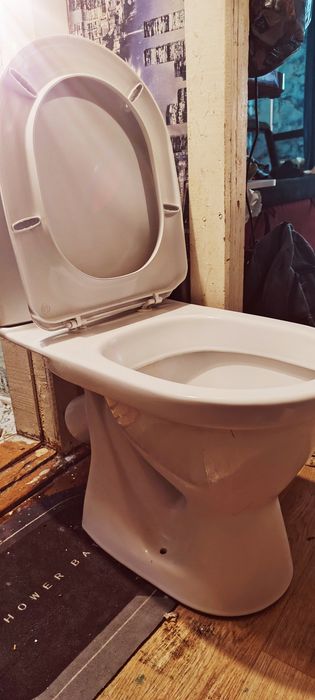 Безободковый Унитаз компакт Santek