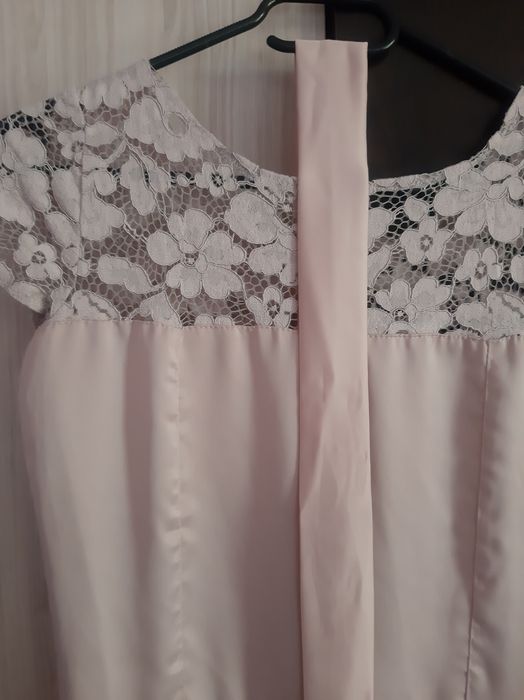 Красива копринена рокля.