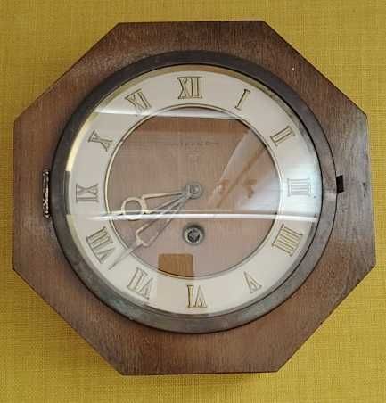 Настолен механичен часовник Весна