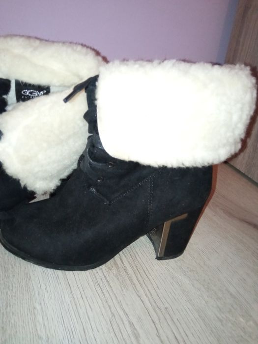 Велурени боти на ток