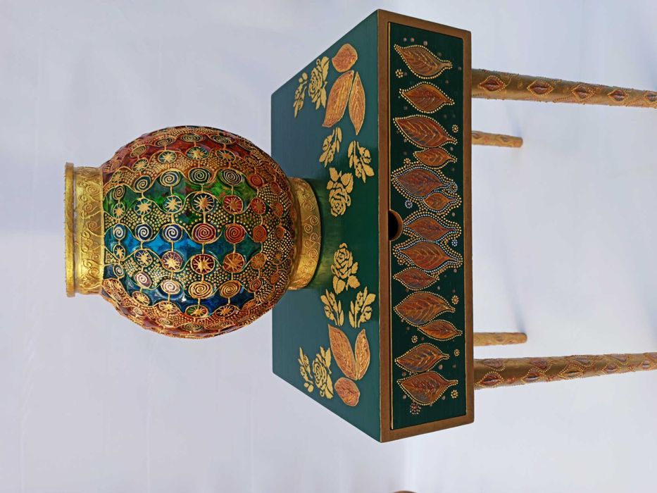 Малък скрин-шкаф, с чекмедже и ваза за сухи цветя.