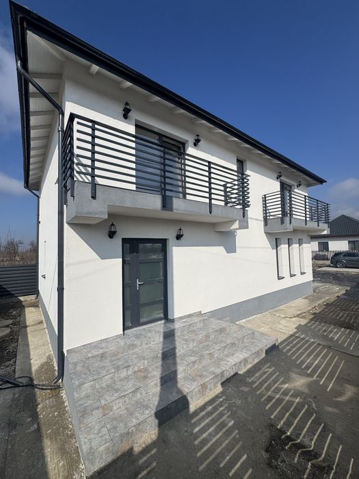 Casă/ 4 dormitoare/cladură în pardoseală/ 3 băi