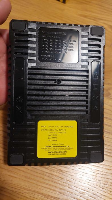 Зарядно Nitecore UMS4 за четири батерии
