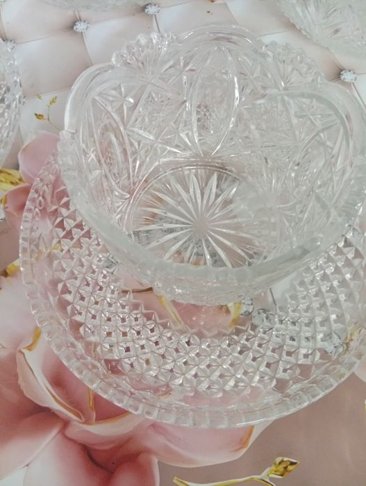 Продаются две вазы  и 2 тарелки хрустальные.