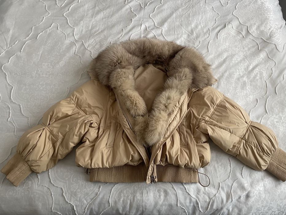 Дамско късо пухено яке с естествен косъм