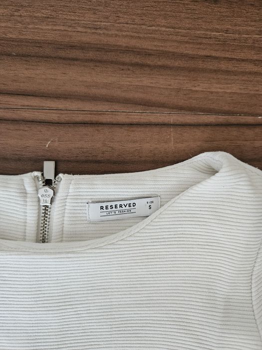 Bluza alba cu fermoar la spate