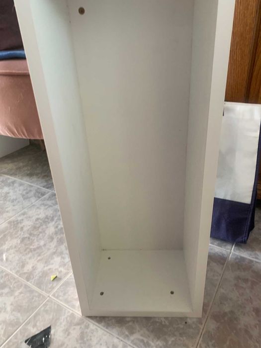 Продавам чисто нова етажерка с огледало .