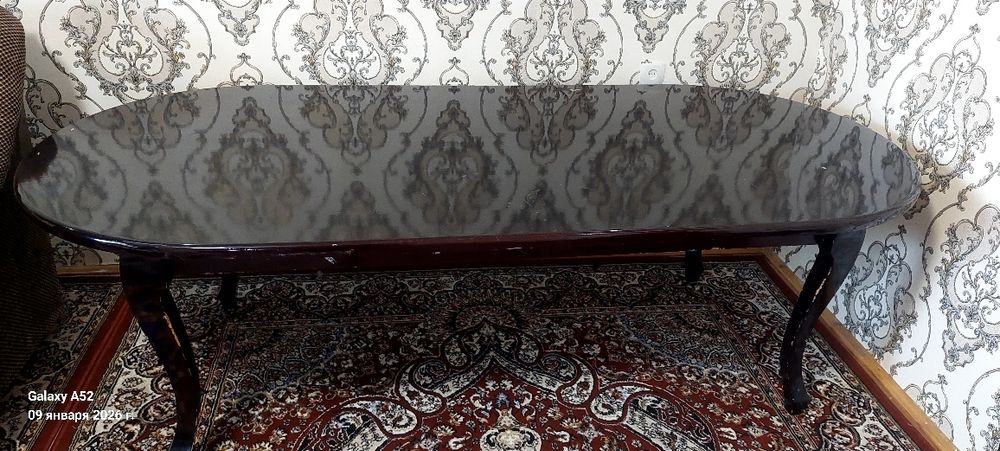 Mehmonlar uchun stol 12 kishiga moljallangan.