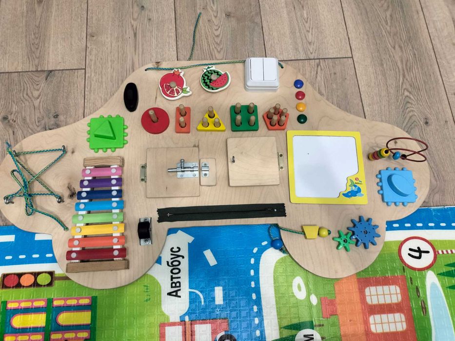 Бизиборд в форме машинки