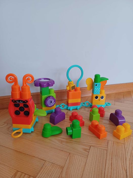 Конструктор Mega Bloks „Гъсеница“ с подвижни елементи.
