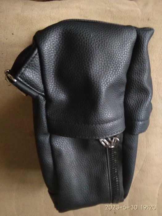 2 броя Раници от черна изкуствена кожа , голяма и малка .