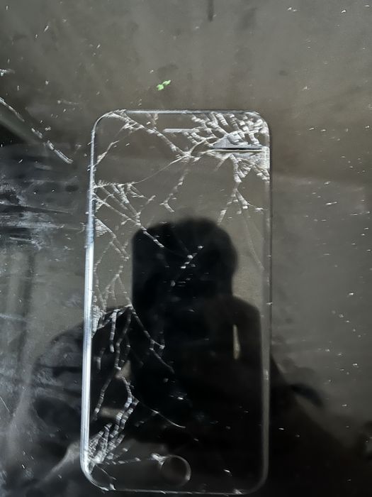 Продам IPhone 7 заблокированый